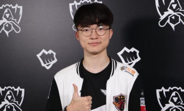 为多名青年 为多名青年